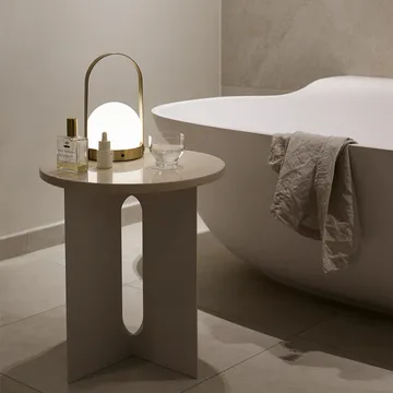 Carrie portabel bordslampa - borstad mässing - Audo Copenhagen