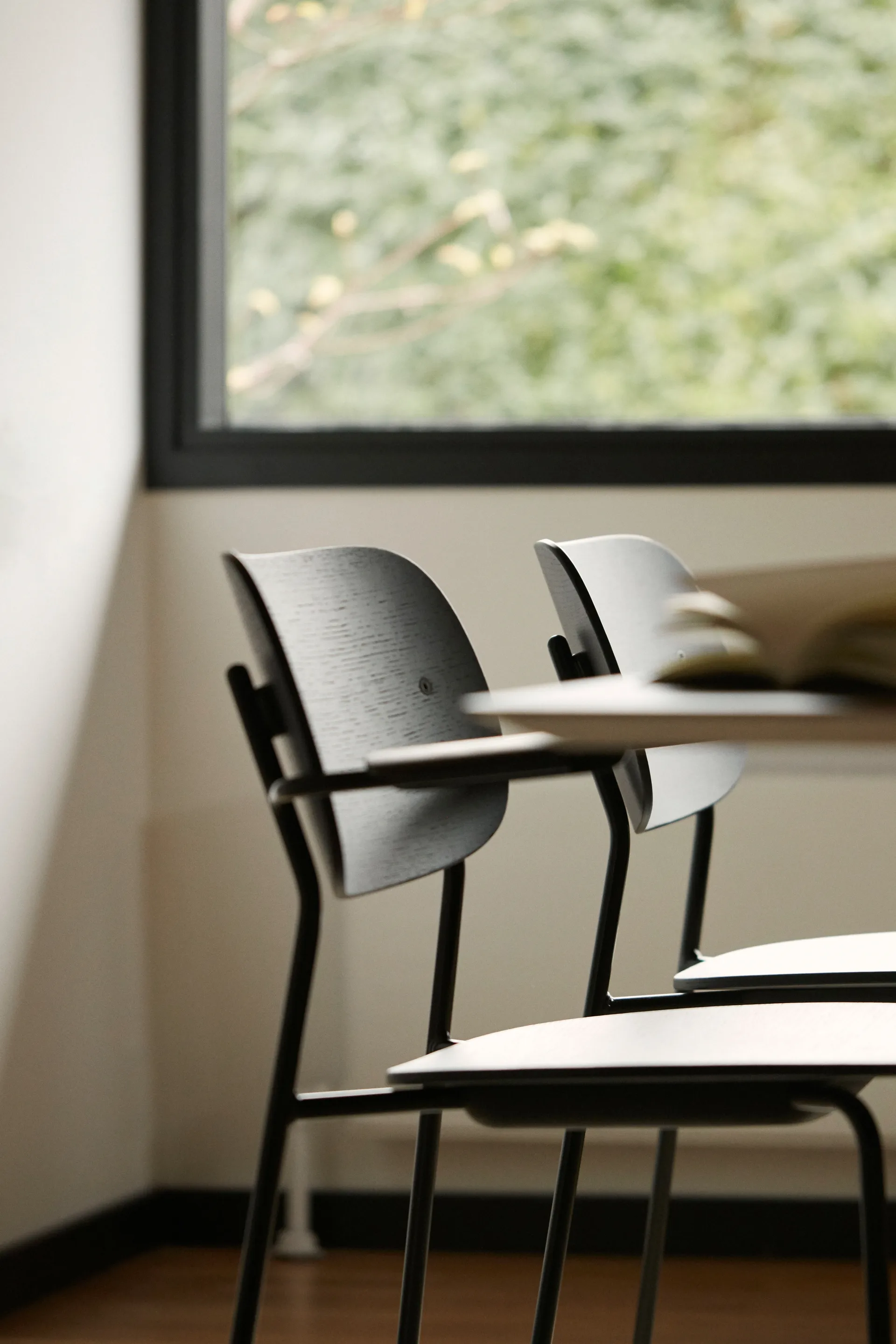 Co Chair matstol svarta ben, Svart ek Audo Copenhagen