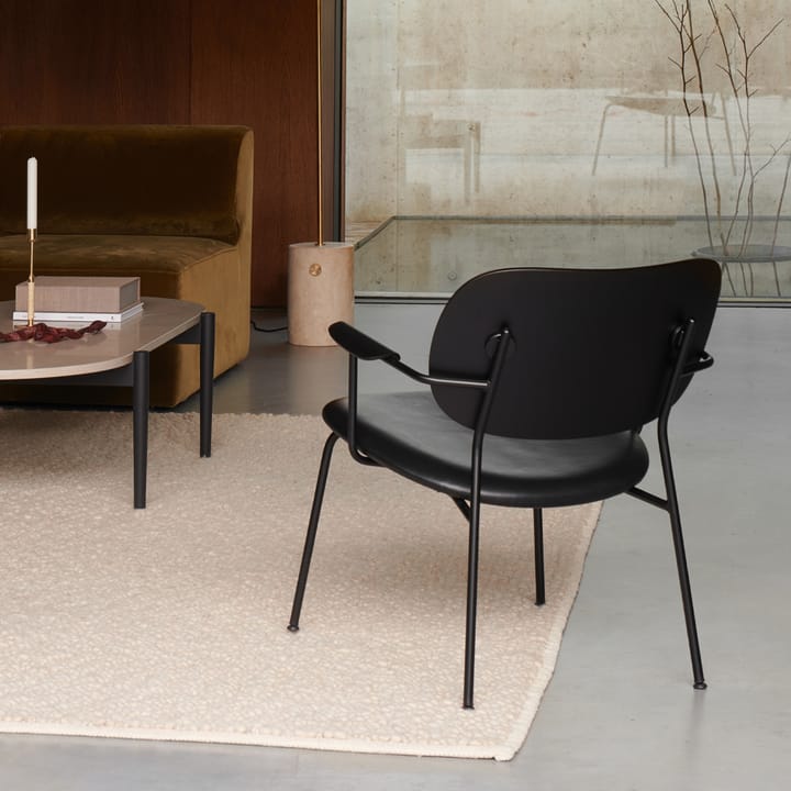 Co Loungestol, läder dakar 0842 black, rygg&arm. mörkb. ek, svart stativ Audo Copenhagen