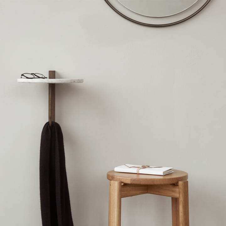 Corbel hylla, marmor carrara, mörkbetsad ek Audo Copenhagen