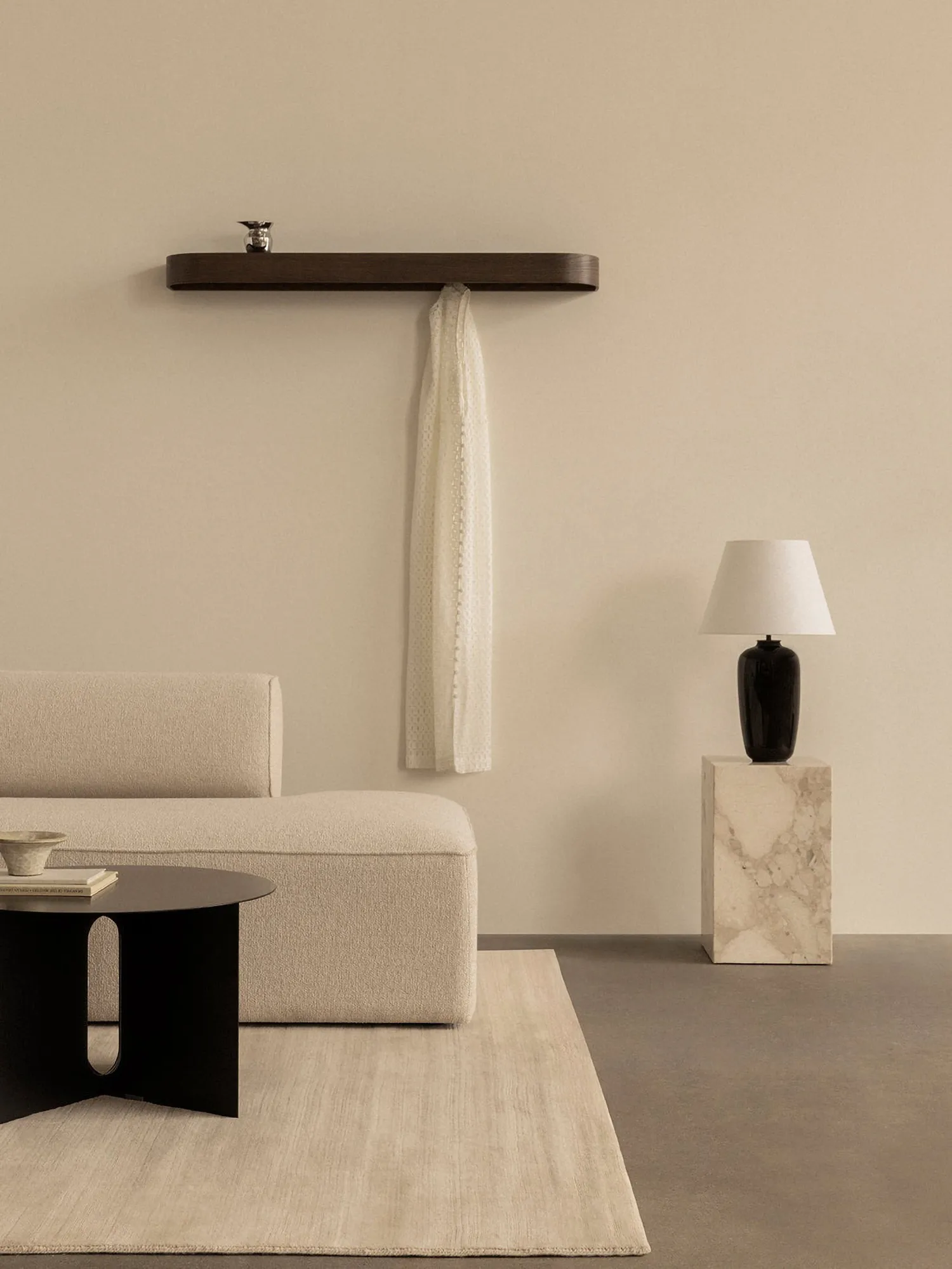 Epoch hylla med krokar 118 cm, Dark stained oak-black Audo Copenhagen