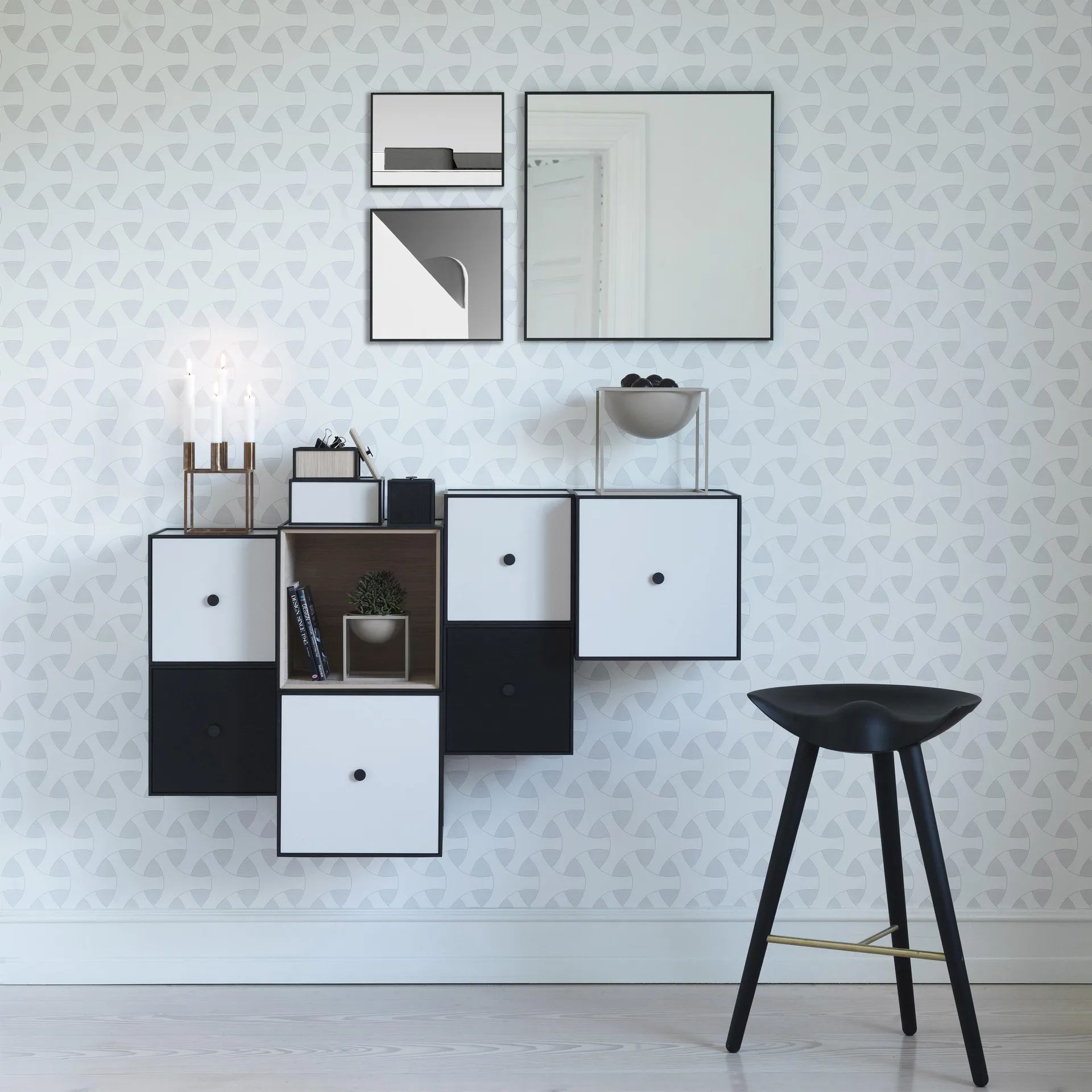 Frame 28 kub med dörr, svartbetsad ask Audo Copenhagen