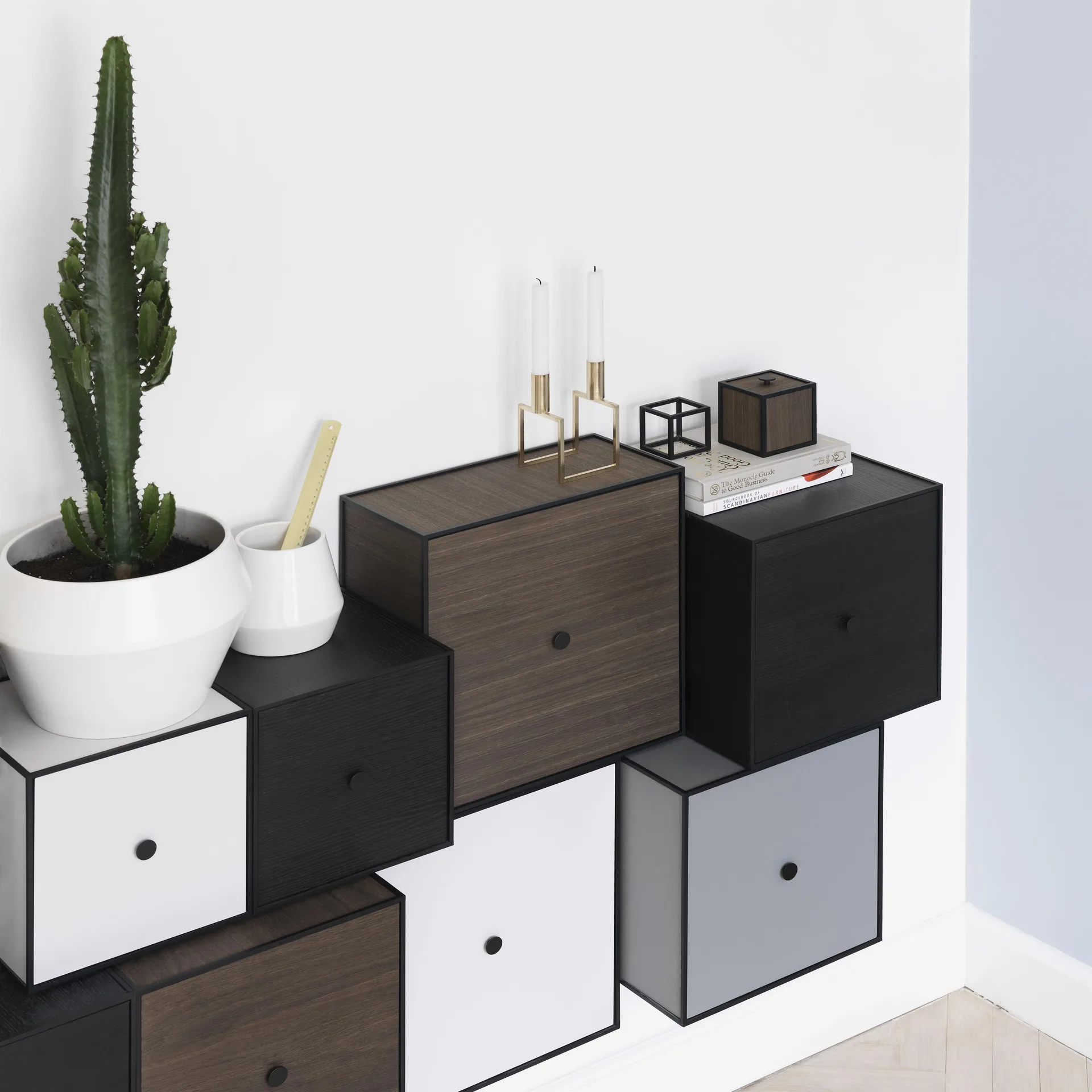 Frame 42 kub med dörr, rökt ek Audo Copenhagen