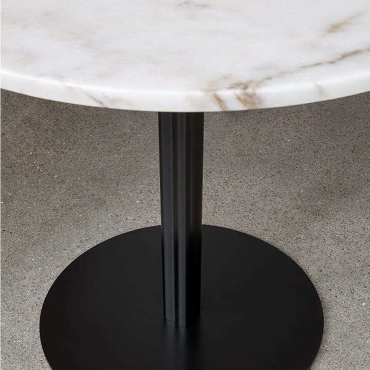 Harbour Column matbord, marble offwhite, ø80 cm, svart stativ Audo Copenhagen