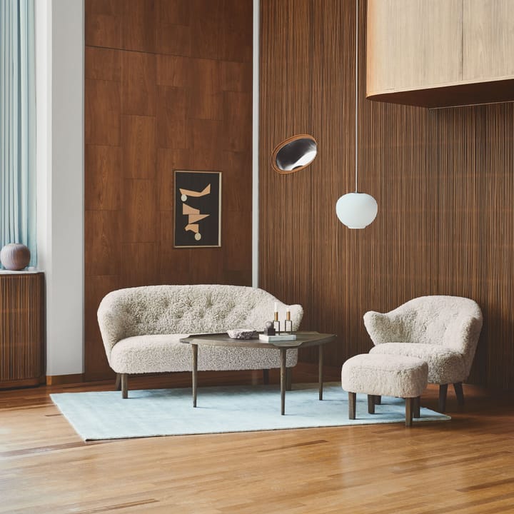 Ingeborg 2,5-sits soffa, Sahcozero beige-ben ek rökt Audo Copenhagen