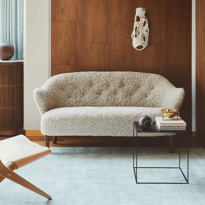 Ingeborg 2,5-sits soffa, Sahcozero beige-ben ek rökt Audo Copenhagen