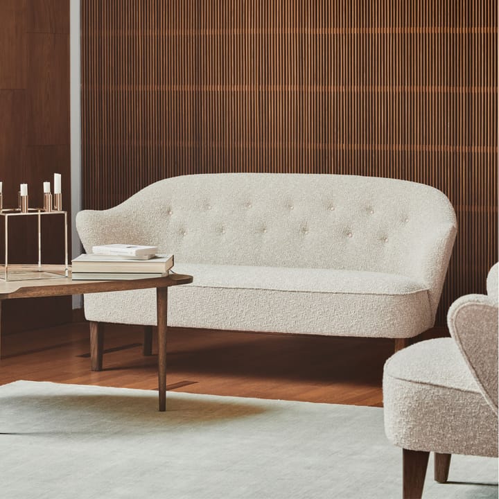 Ingeborg 2,5-sits soffa, Sahcozero beige-ben ek rökt Audo Copenhagen