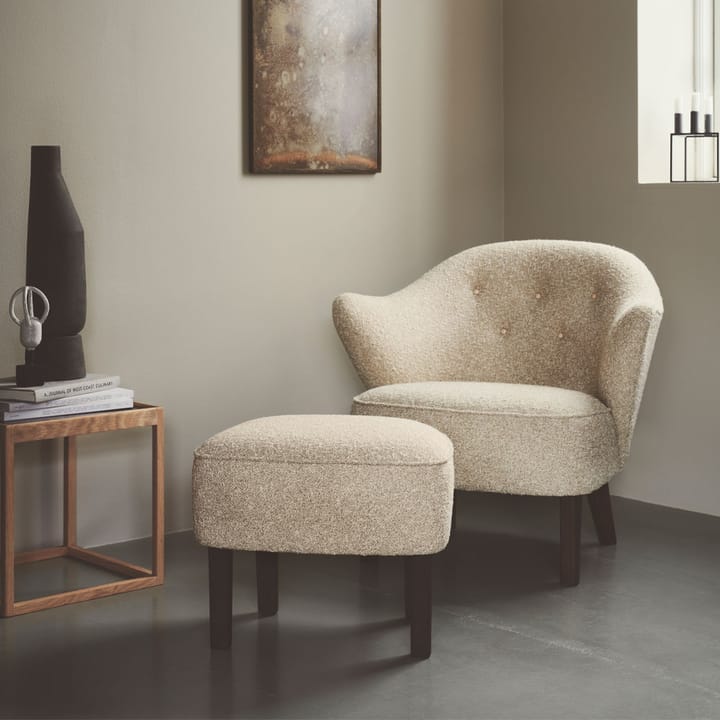 Ingeborg fåtöljpaket, tyg sahcozero beige-inkl. fotpall-ben rökt ek Audo Copenhagen