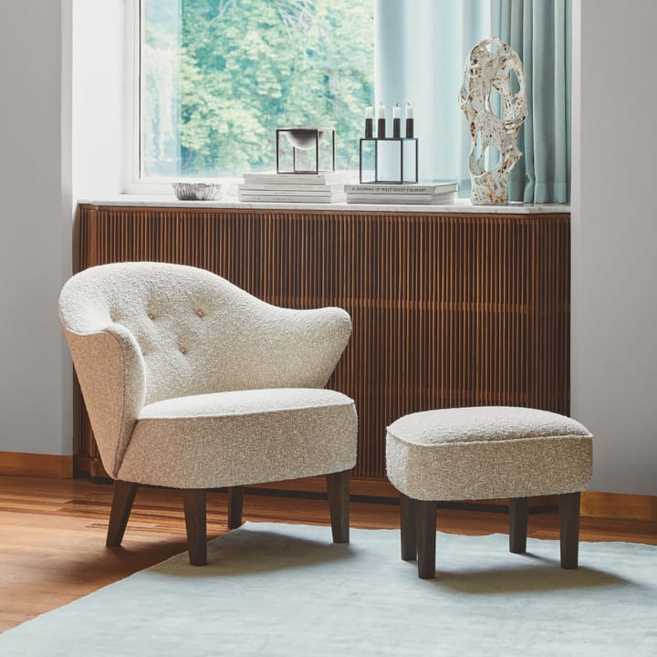 Ingeborg fåtöljpaket, tyg sahcozero beige-inkl. fotpall-ben rökt ek Audo Copenhagen