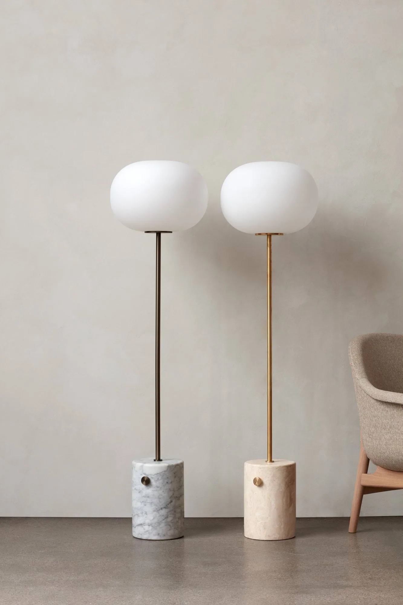 JWDA golvlampa, Carrara marmor-bronserad mässing, 130 cm Audo Copenhagen
