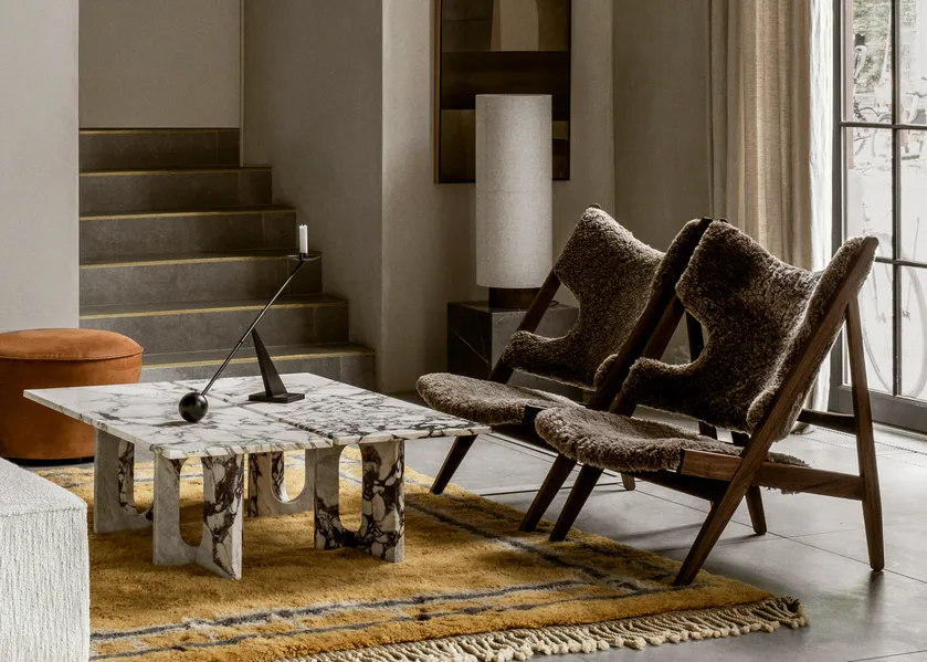 Knitting loungefåtölj, fårskinn sahara, stativ valnöt Audo Copenhagen