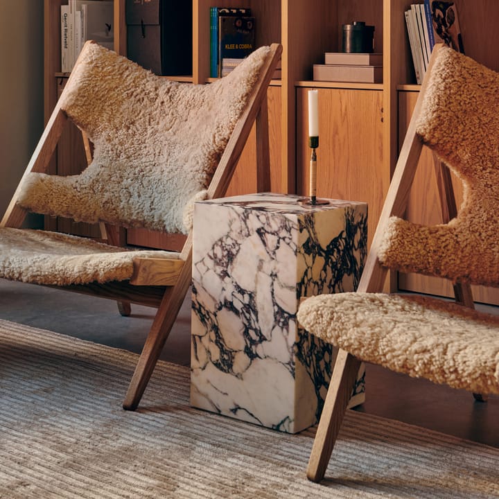 Knitting loungefåtölj, fårskinn sahara, stativ valnöt Audo Copenhagen