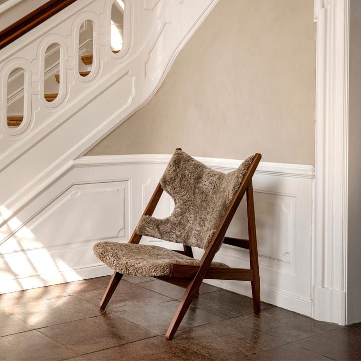 Knitting loungefåtölj, fårskinn sahara, stativ valnöt Audo Copenhagen