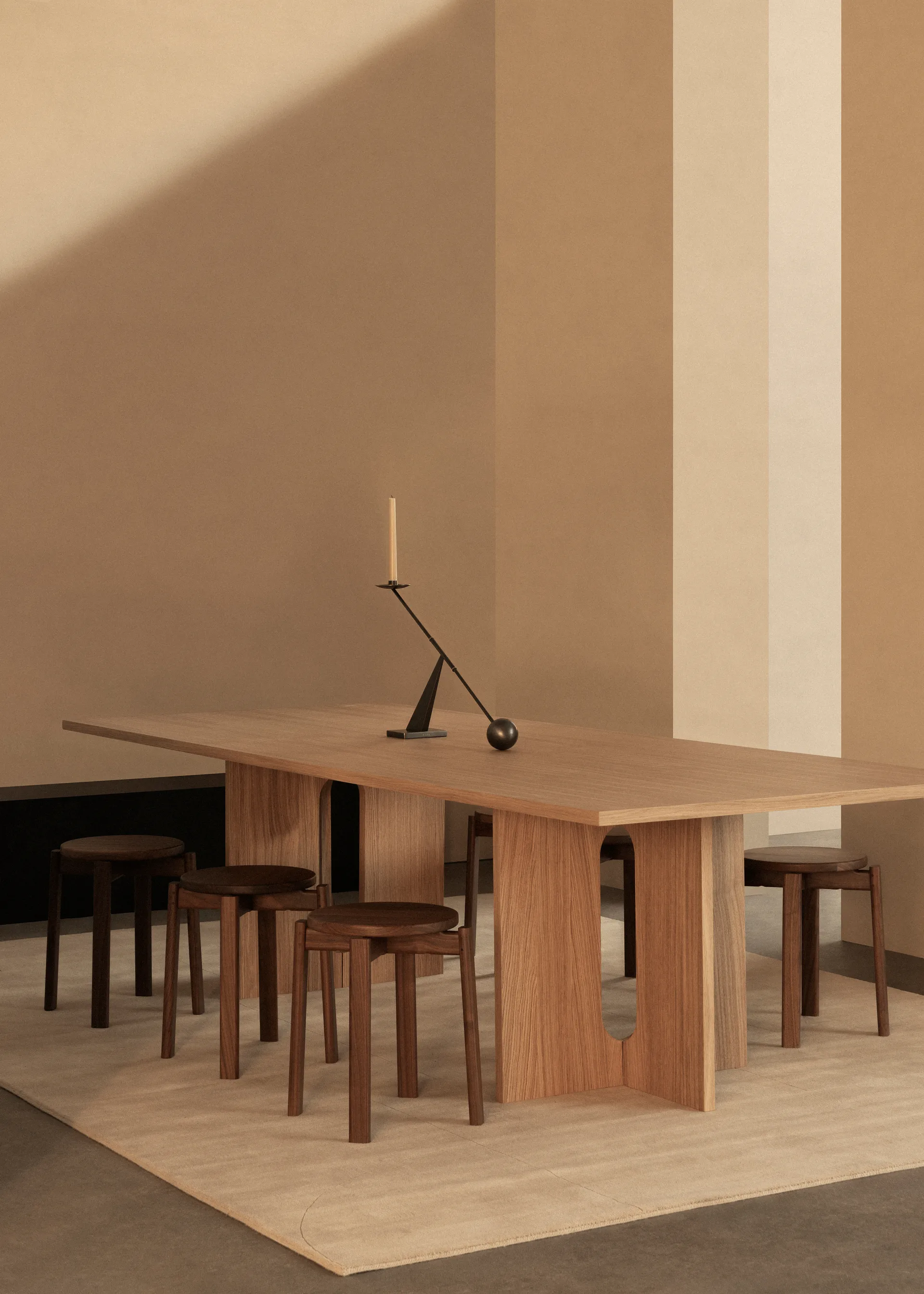 Passage pall, Mörkbetsad ek Audo Copenhagen