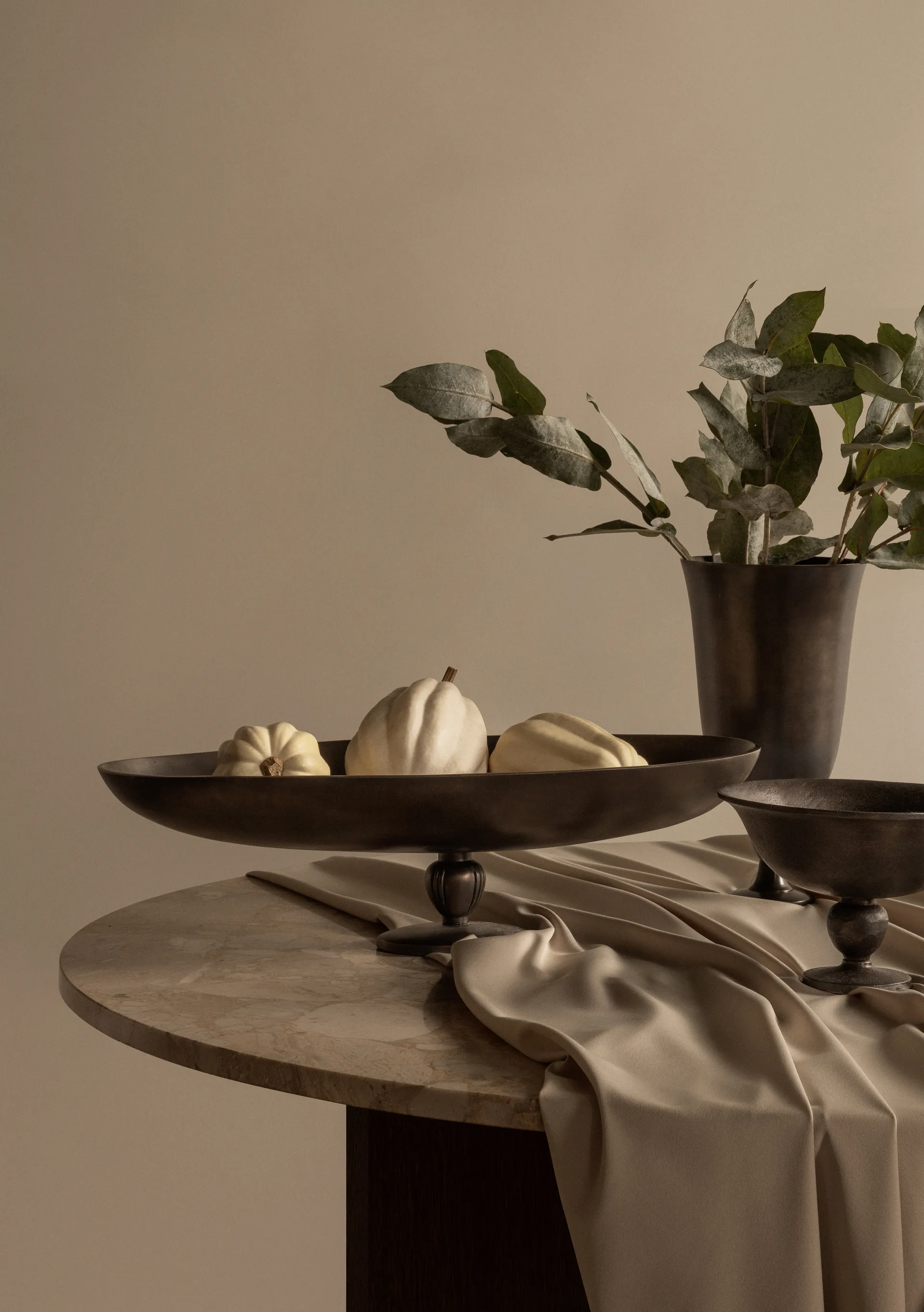 Pavot serveringsfat på fot, Brun Audo Copenhagen