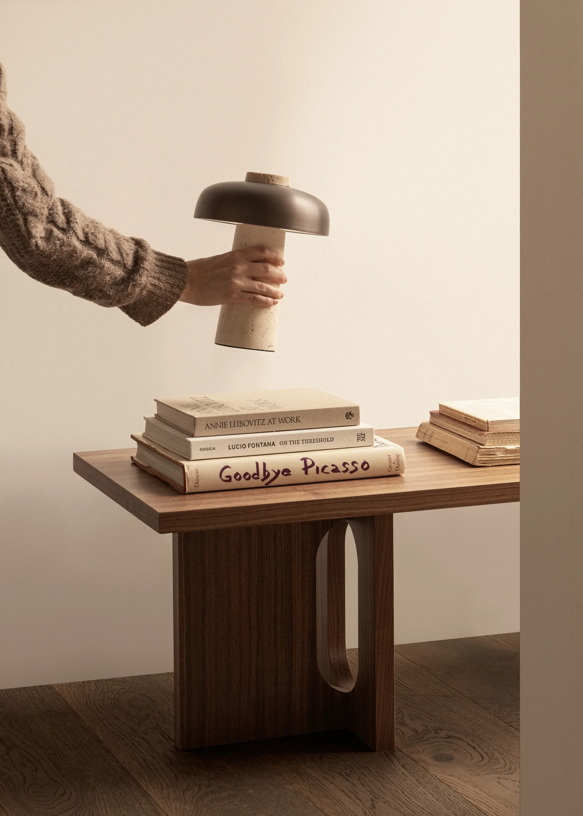 Reverse portabel bordslampa 24,5 cm, Travertine-bronzed aluminium Audo Copenhagen