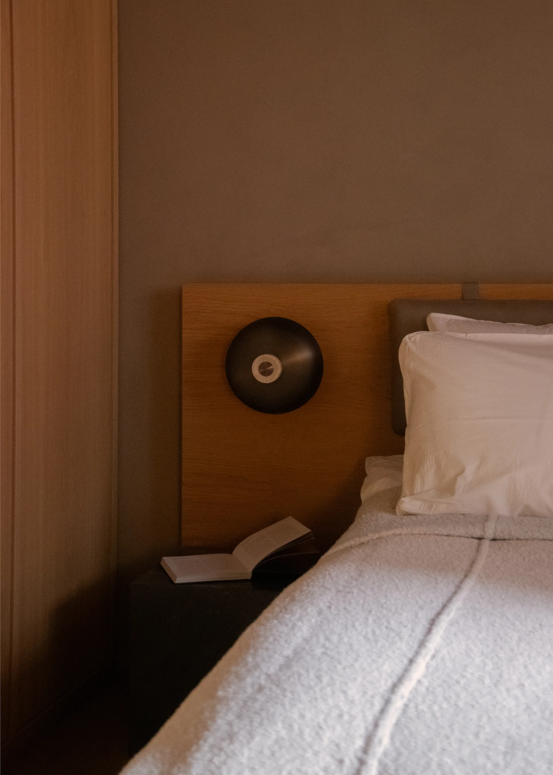 Reverse vägglampa fast installation, Bronzed aluminium Audo Copenhagen