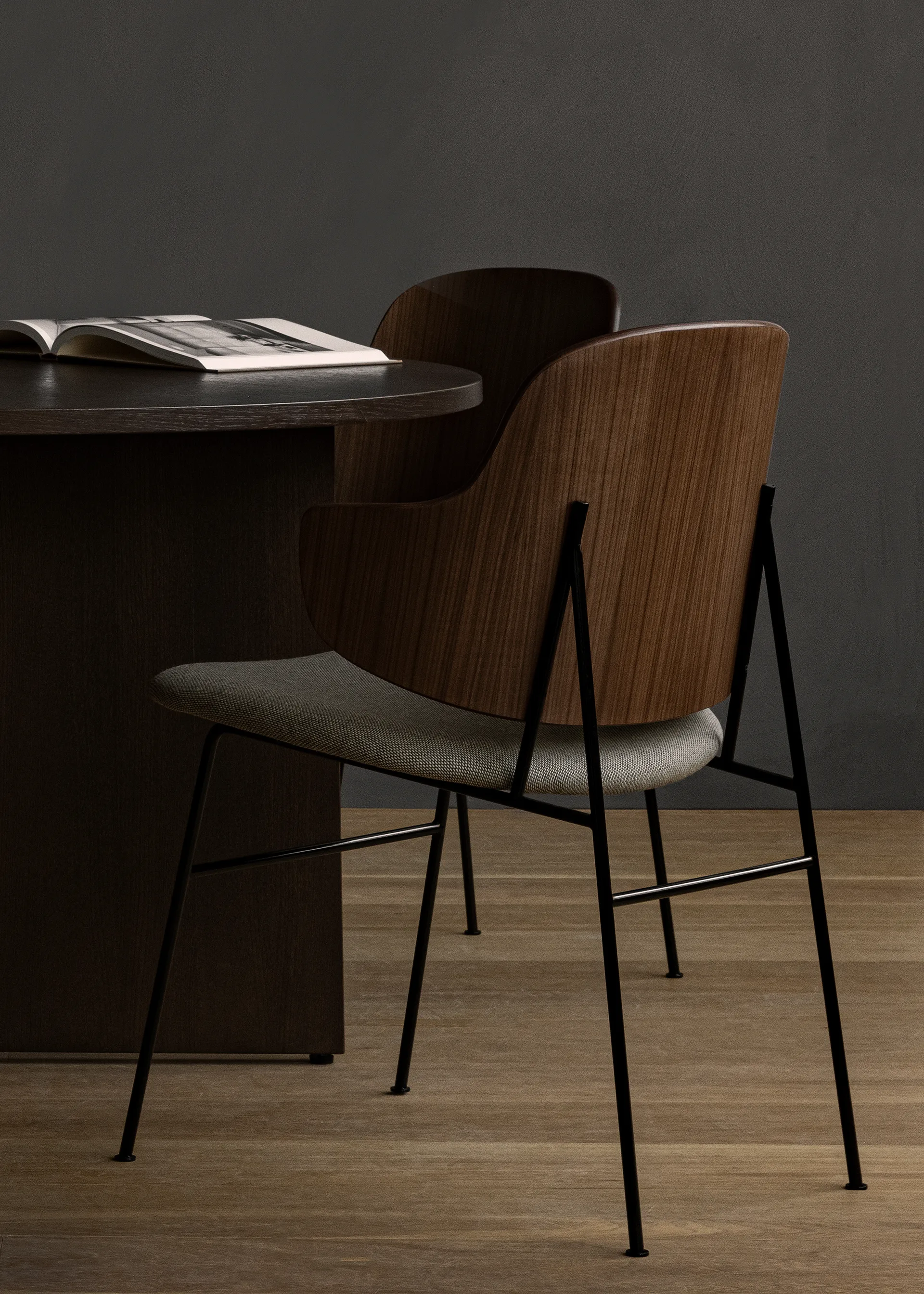 The Penguin stol klädd sits, Natural oak-Audo Bouclé 02 Audo Copenhagen