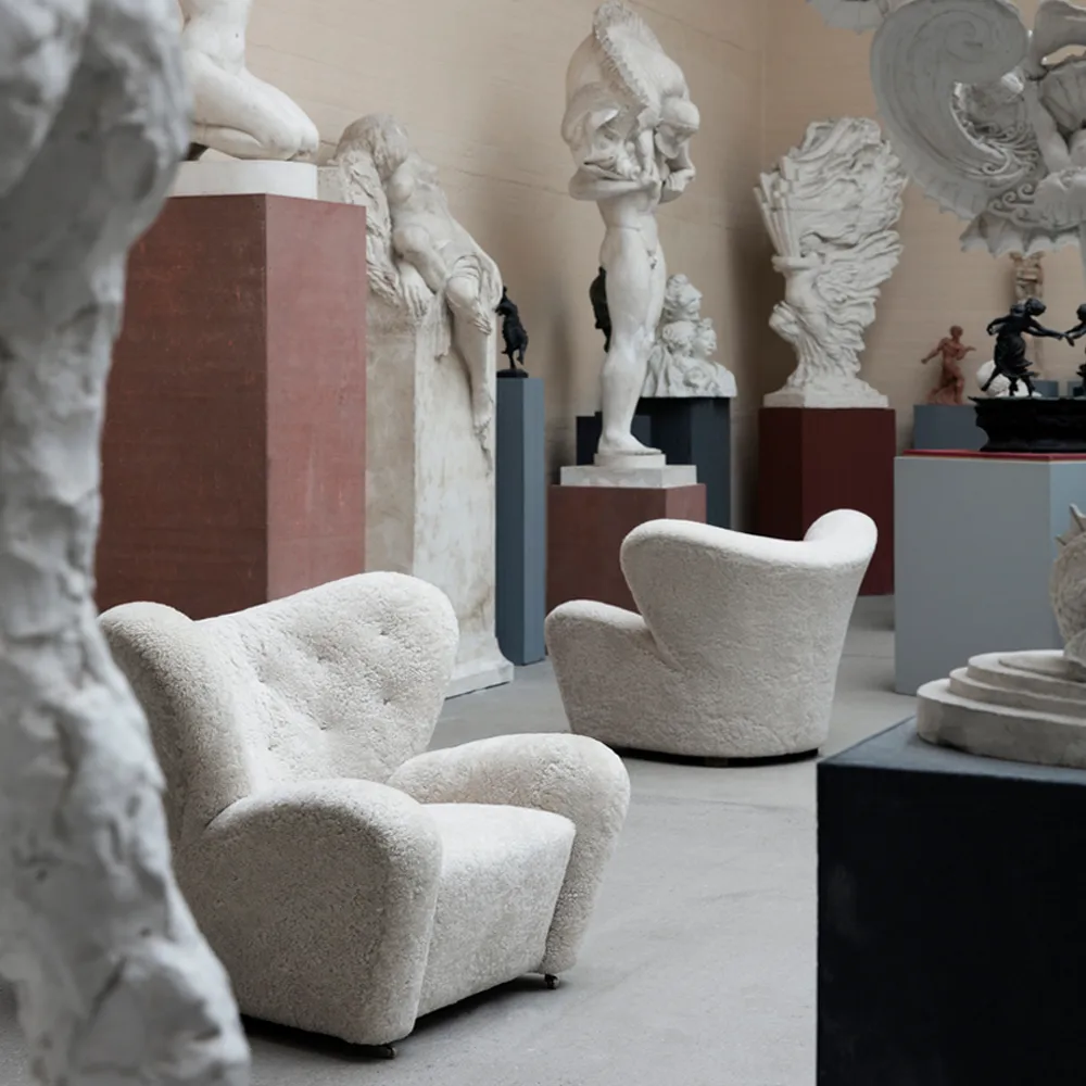 The Tired Man fåtölj, Fårskinn Moonlight-ben ek natur Audo Copenhagen