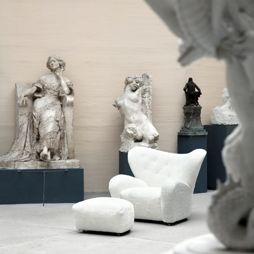 The Tired Man fåtölj, Fårskinn Moonlight-ben ek natur Audo Copenhagen