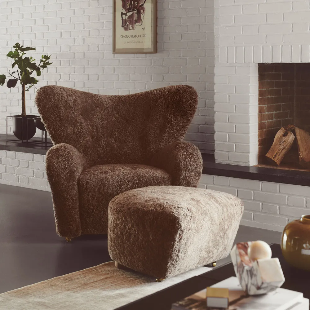 The Tired Man fåtölj, Fårskinn Moonlight-ben ek natur Audo Copenhagen