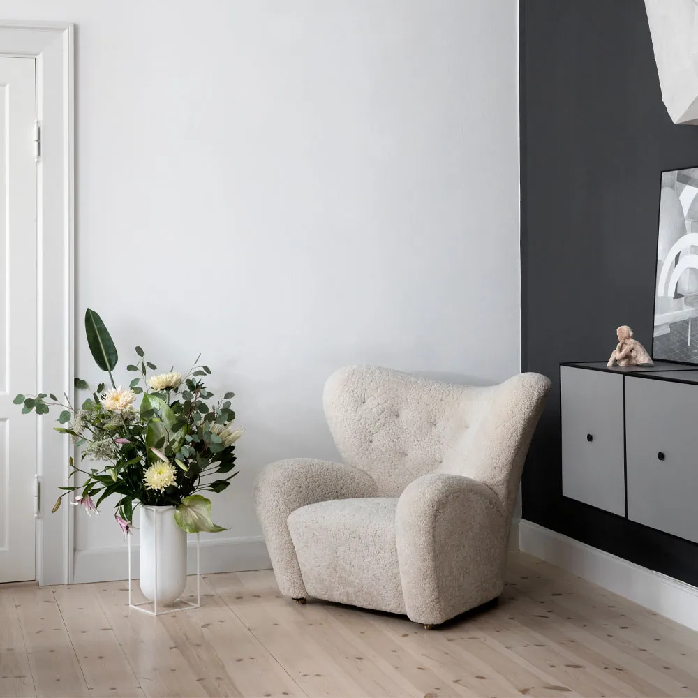 The Tired Man fåtölj, Fårskinn Moonlight-ben ek natur Audo Copenhagen