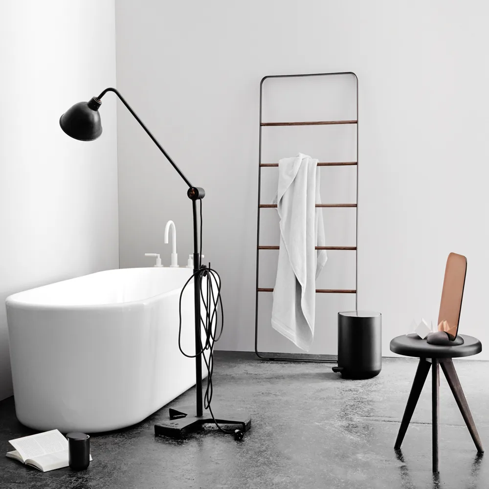 Towel handdukshängare, svart, stänger i mörk ask, läder Audo Copenhagen