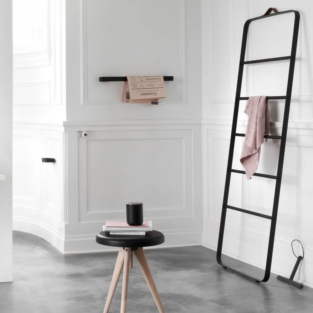 Towel handdukshängare, svart, stänger i mörk ask, läder Audo Copenhagen