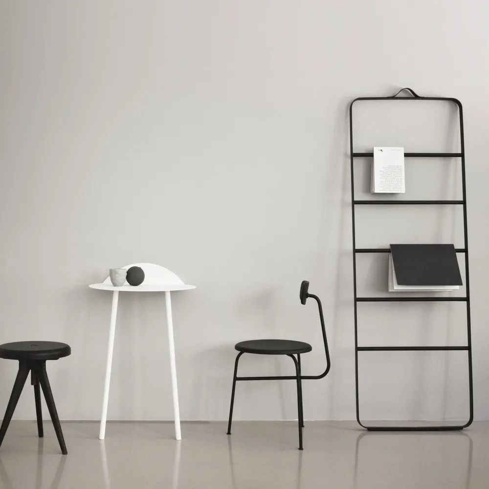 Towel handdukshängare, svart, stänger i mörk ask, läder Audo Copenhagen