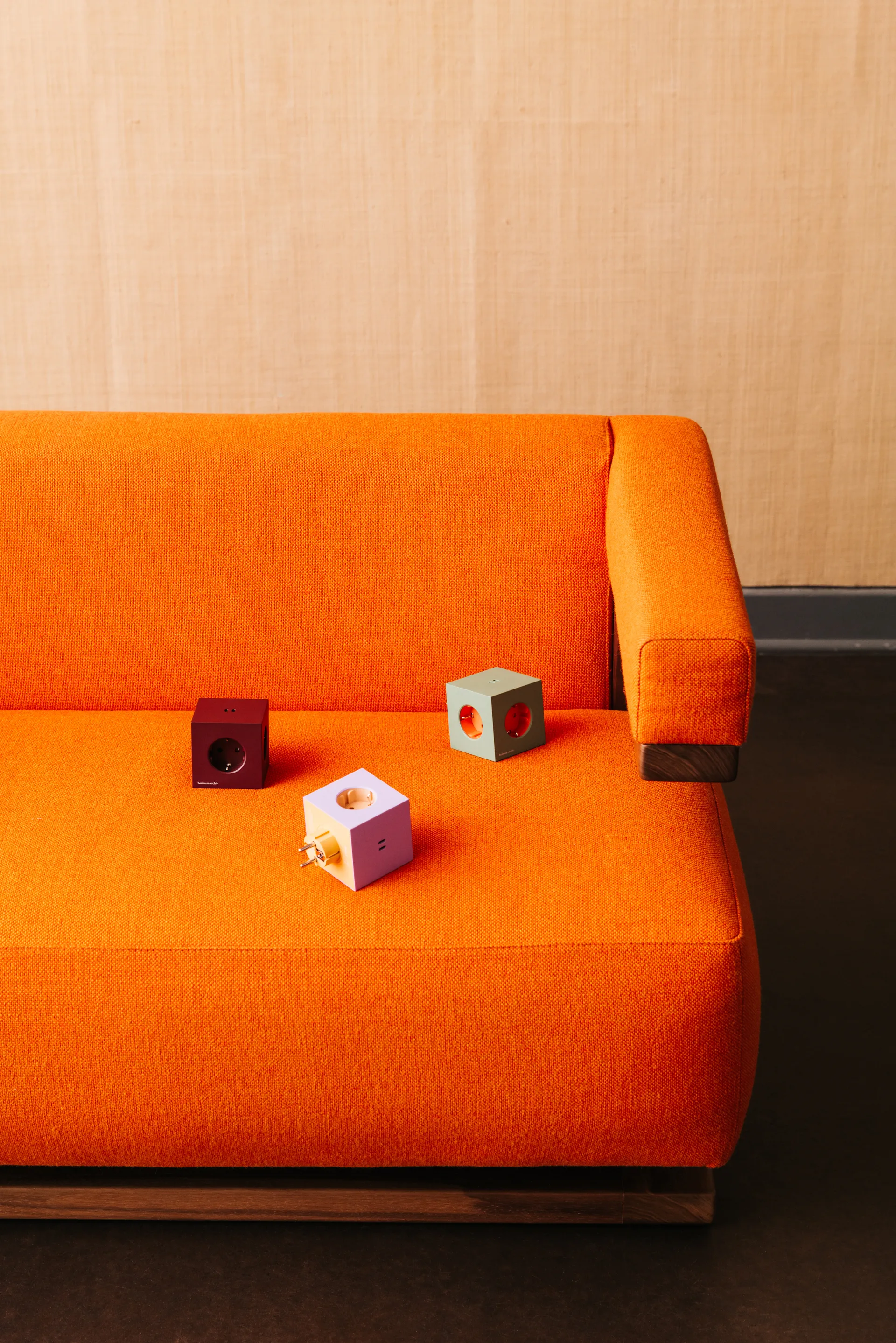 AVOLT x Bauhaus-Archiv Square 2 grenuttag USB-C, Lavender Glow Avolt