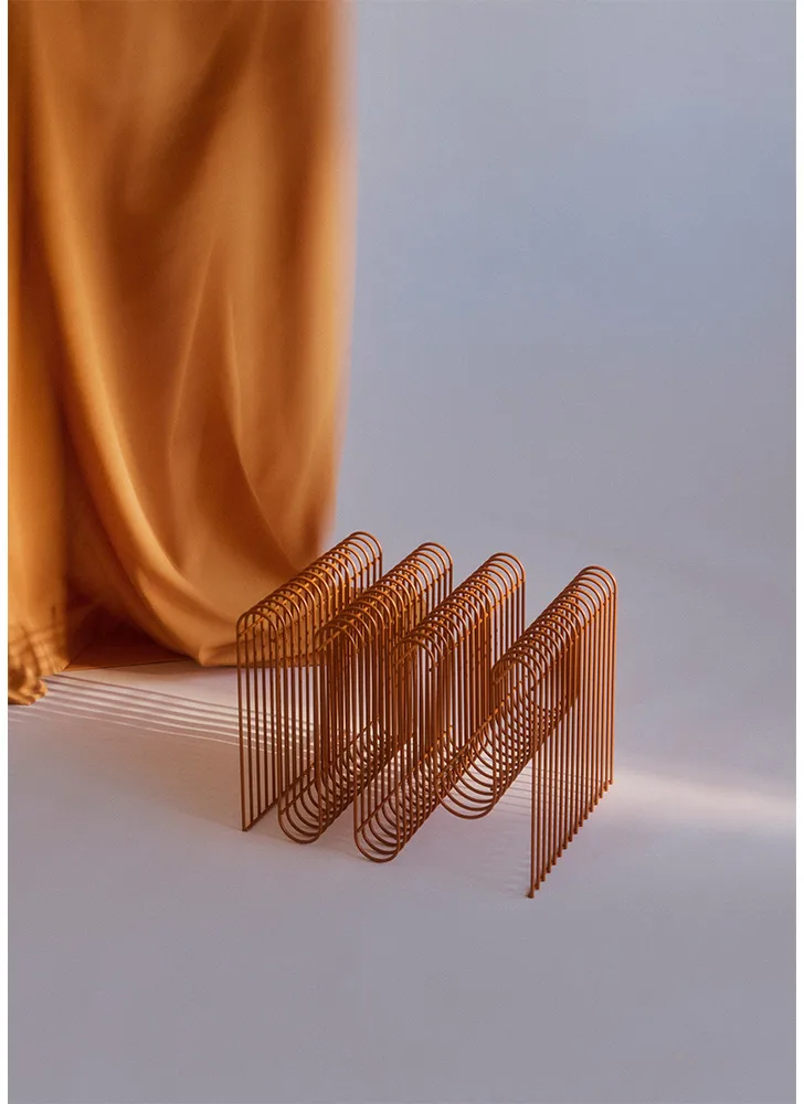 Curva tidningsställ, Amber AYTM