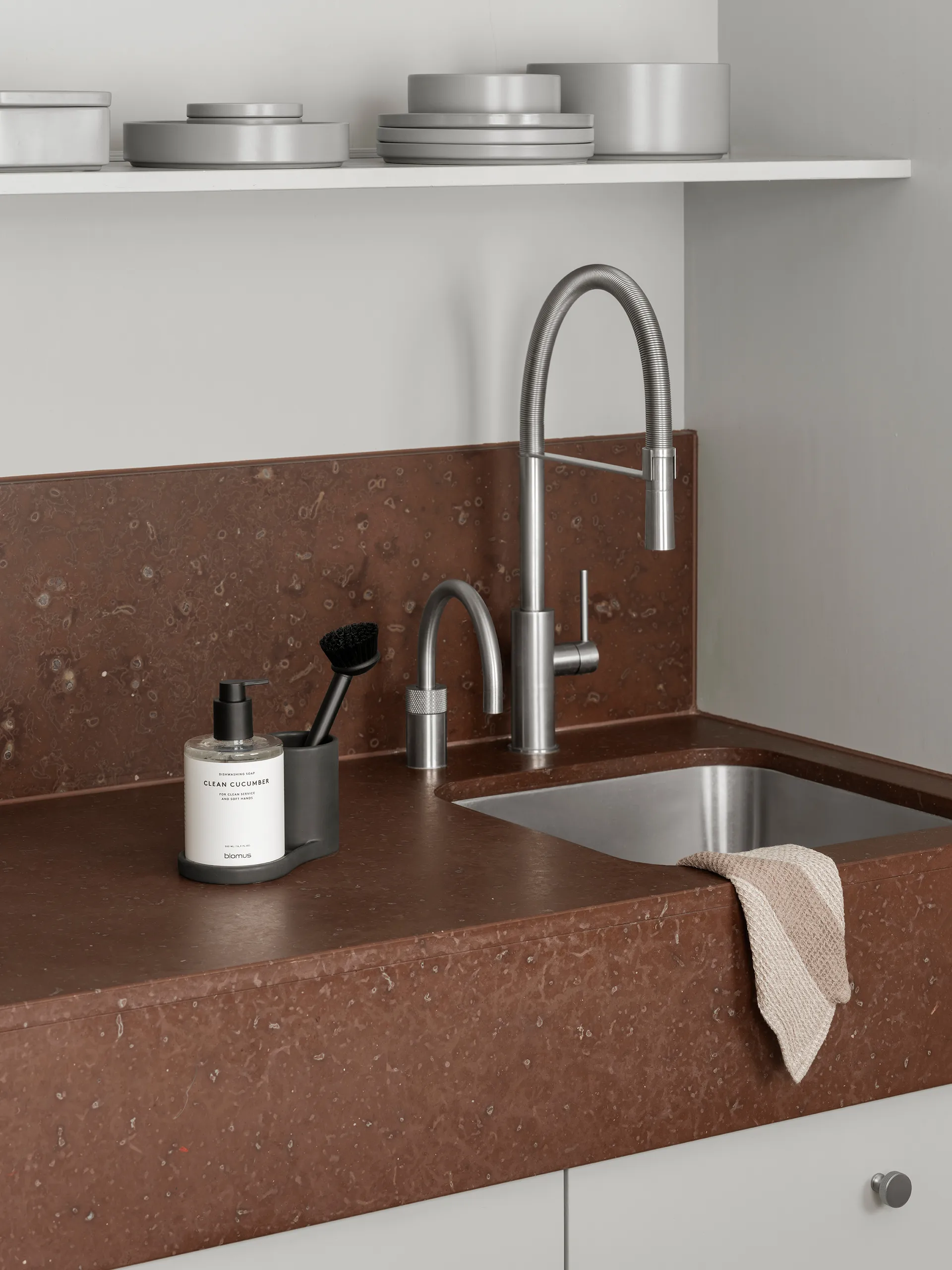 Arja diskborsta, Svart blomus