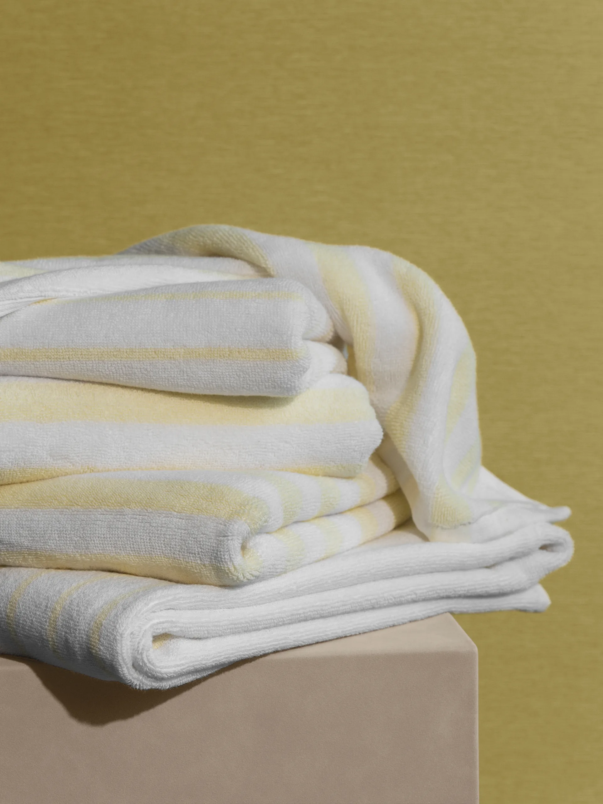 Arto handduk, White-transparent yellow, 70x140 cm blomus