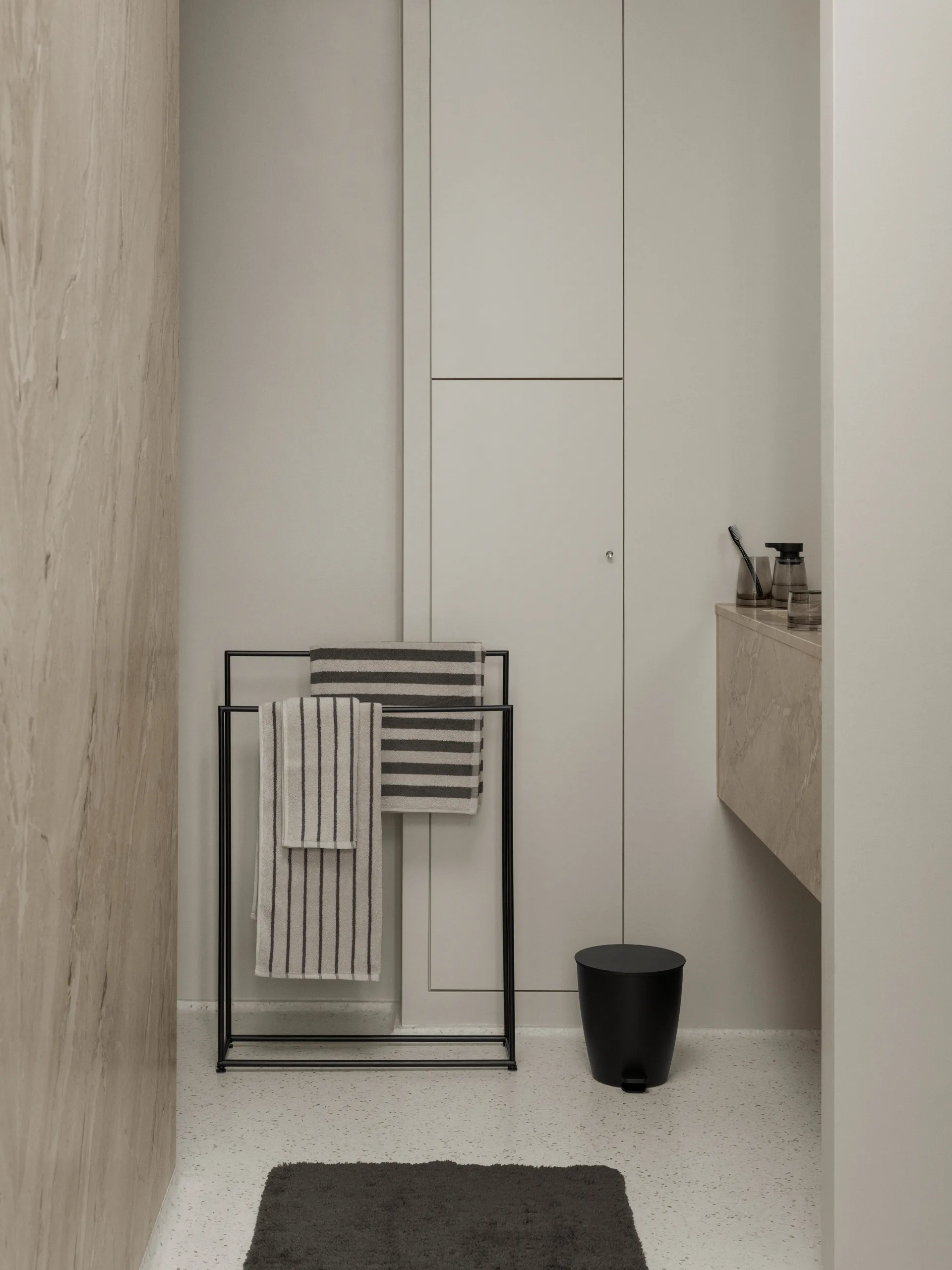 Modo handdukshängare, Black, 86x60x18,5 cm blomus