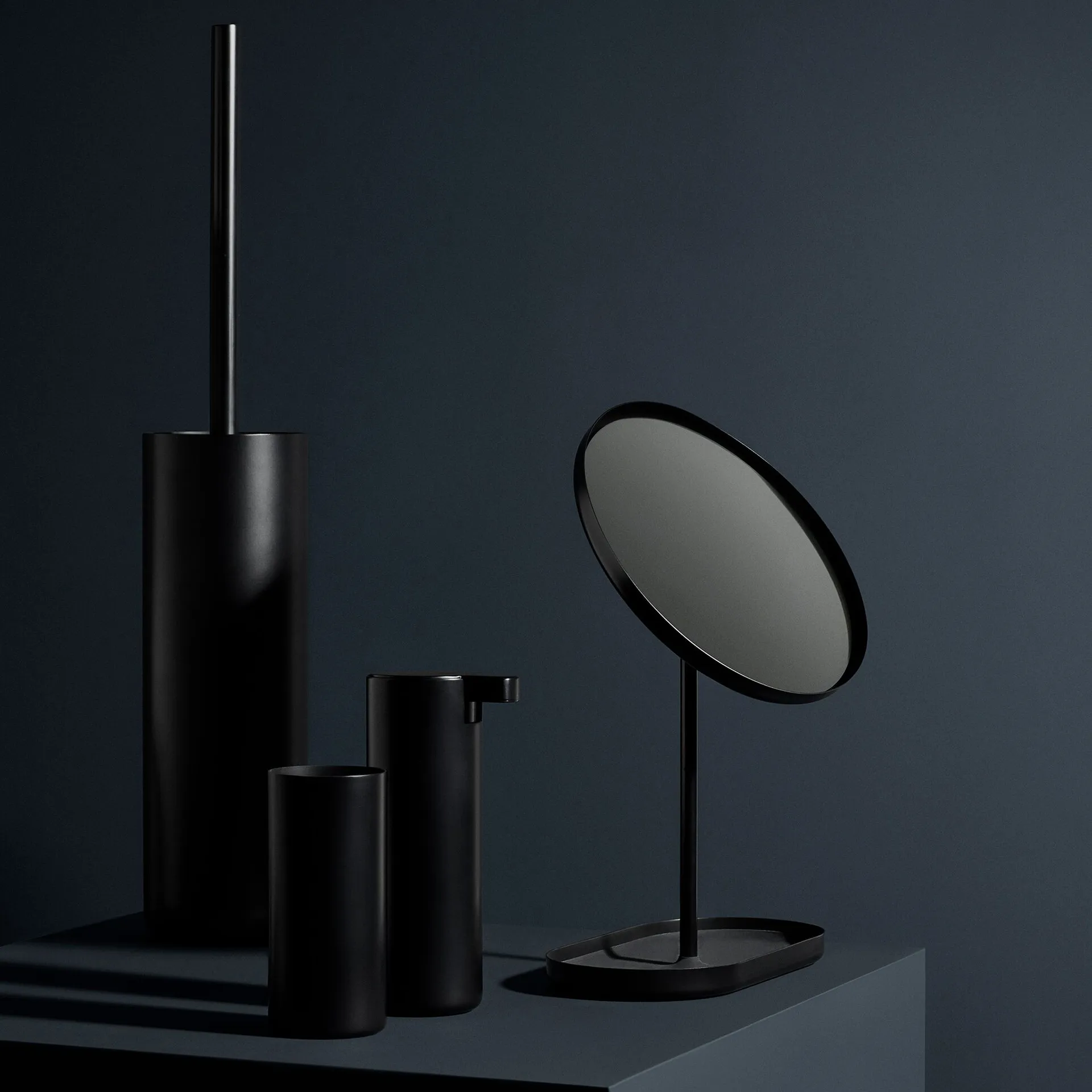 Modo tandborstmugg, Svart blomus