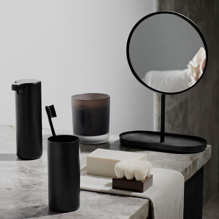 Modo tandborstmugg, Svart blomus