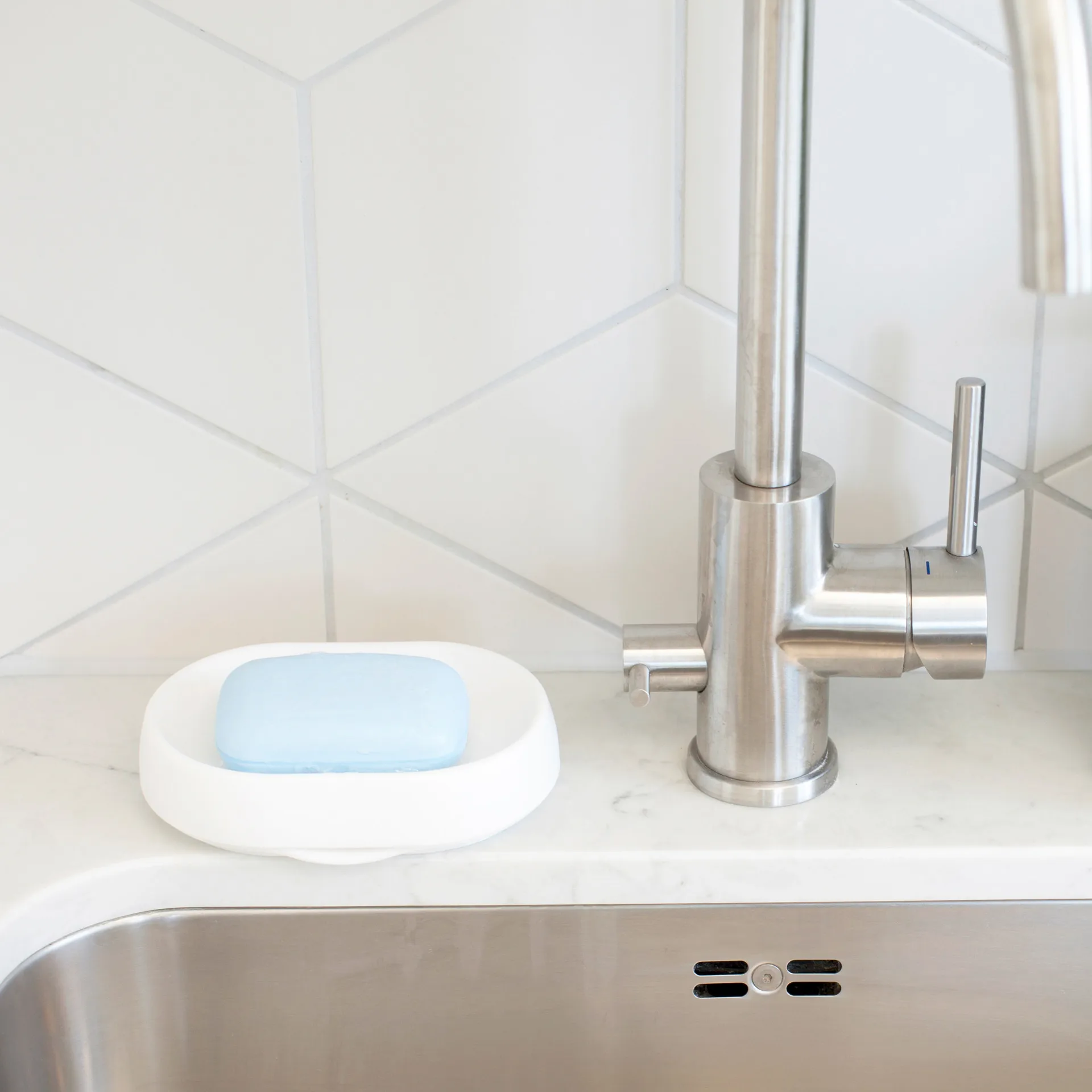 Tvålfat med dold avrinningspip silikon large, Vit Bosign