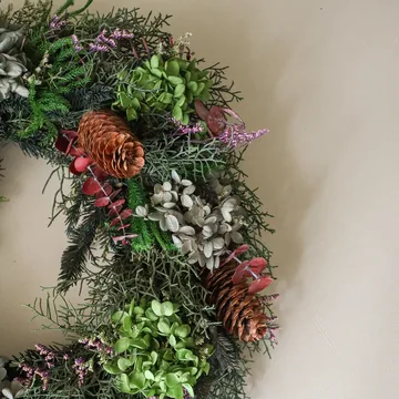 Botanical Forest Wreath blomkrans - Hortensia-eukalyptus-barrgrenar-kottar, Ø40 cm - Botané