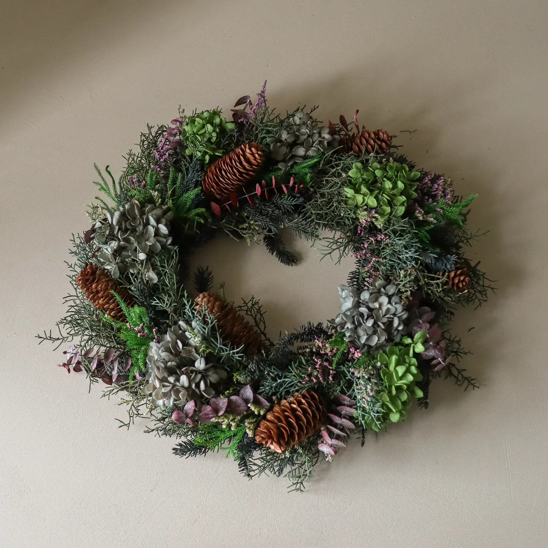 Botanical Forest Wreath blomkrans, Hortensia-eukalyptus-barrgrenar-kottar, Ø40 cm Botané