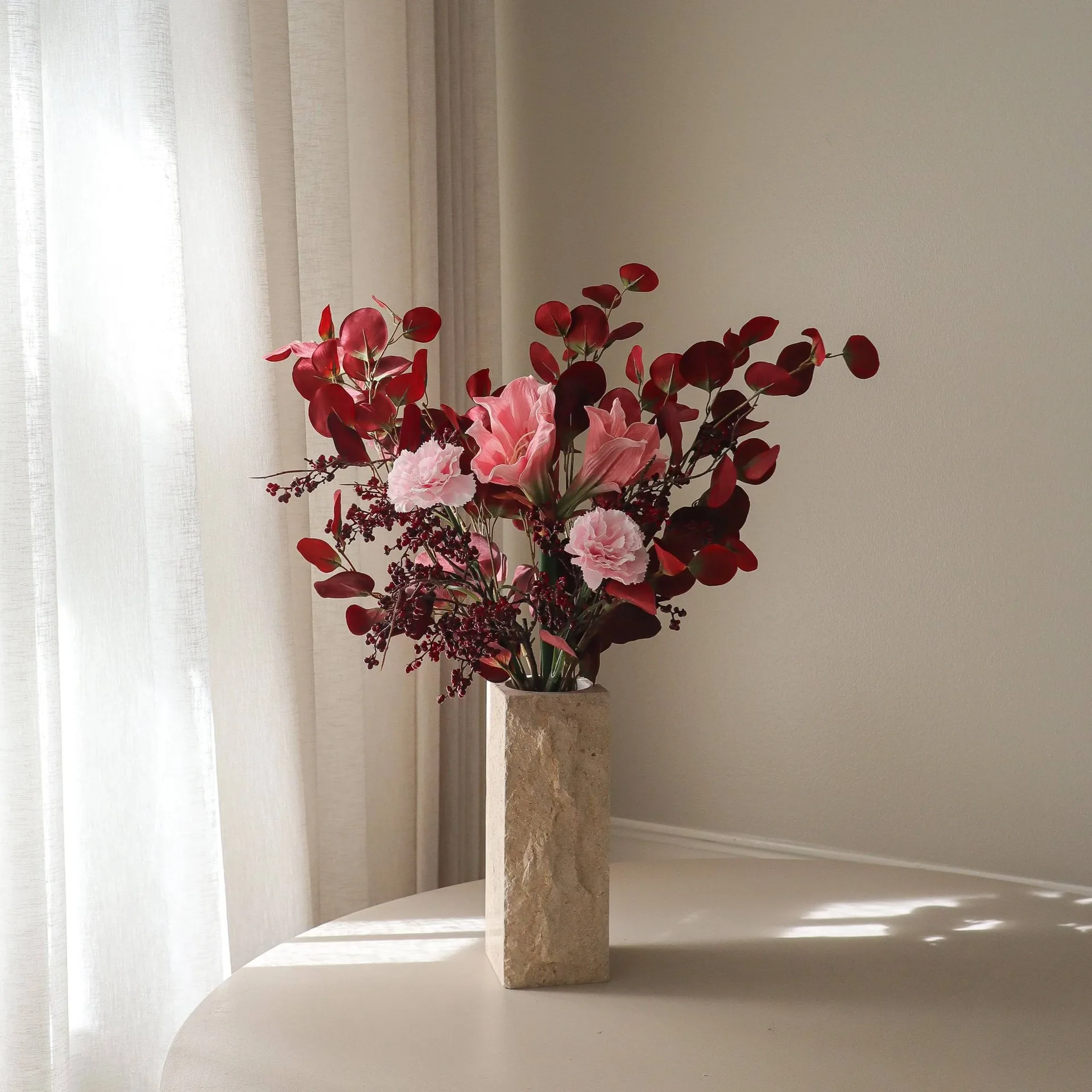 Burgundy blush konstgjord bukett, Amaryllis, nejlika, bärkvistar, eukalyptus, 84 cm Botané
