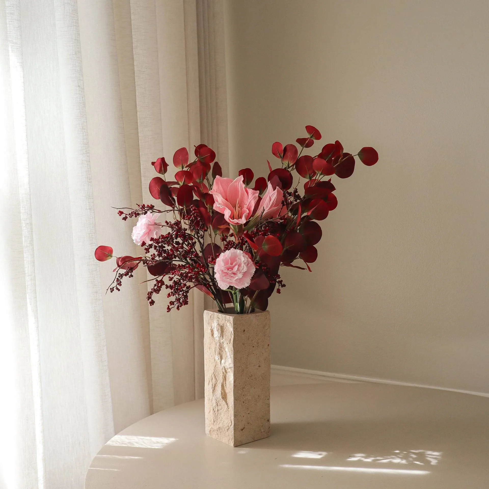 Burgundy blush konstgjord bukett, Amaryllis, nejlika, bärkvistar, eukalyptus, 84 cm Botané