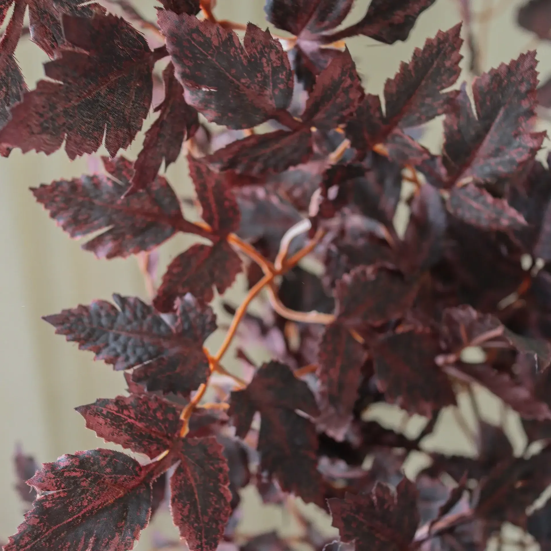 Burgundy Plum Leaves konstgjord bukett, Red, 85 cm, 1 st Botané