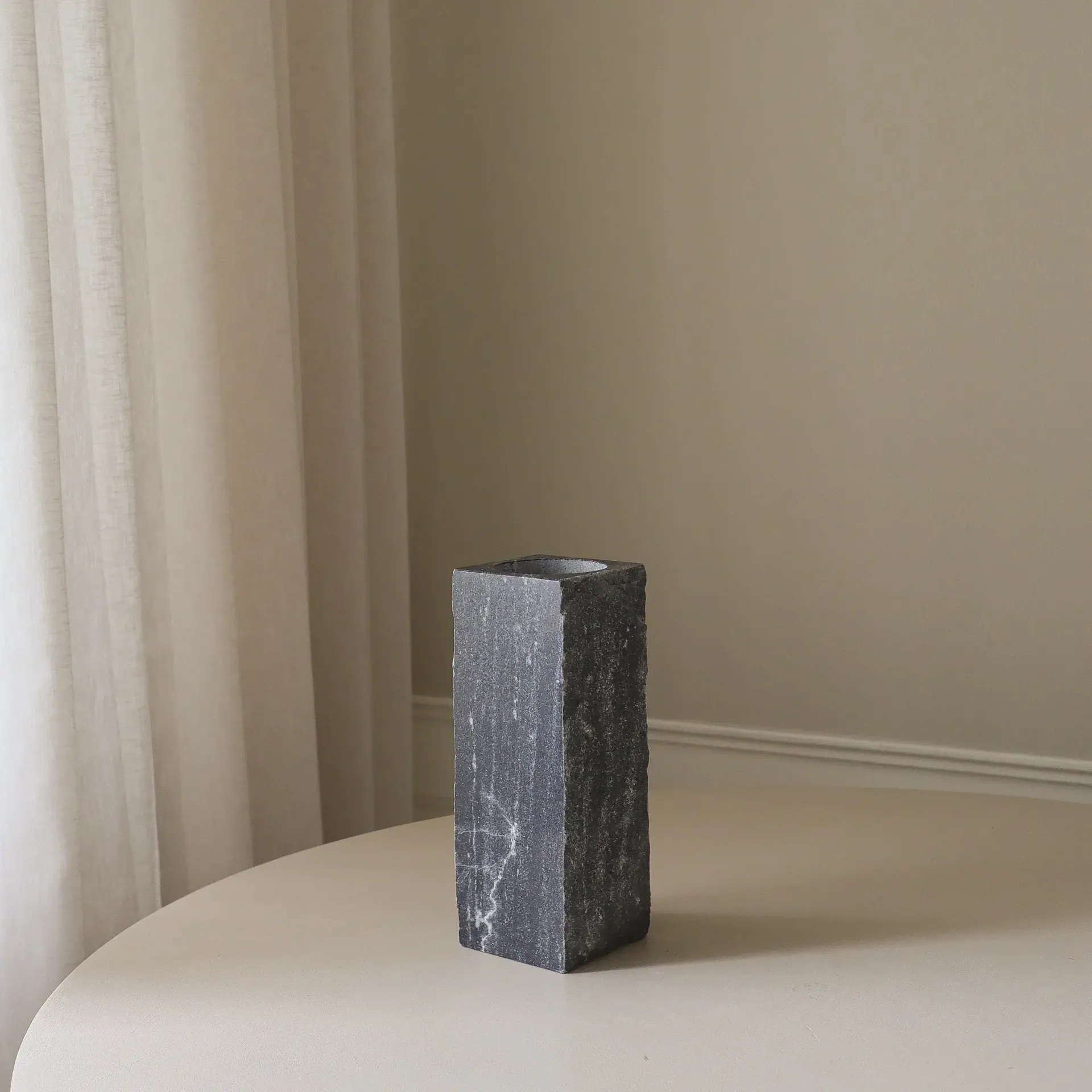 Cartier Edge marmorvas, Medium, 30 cm Botané