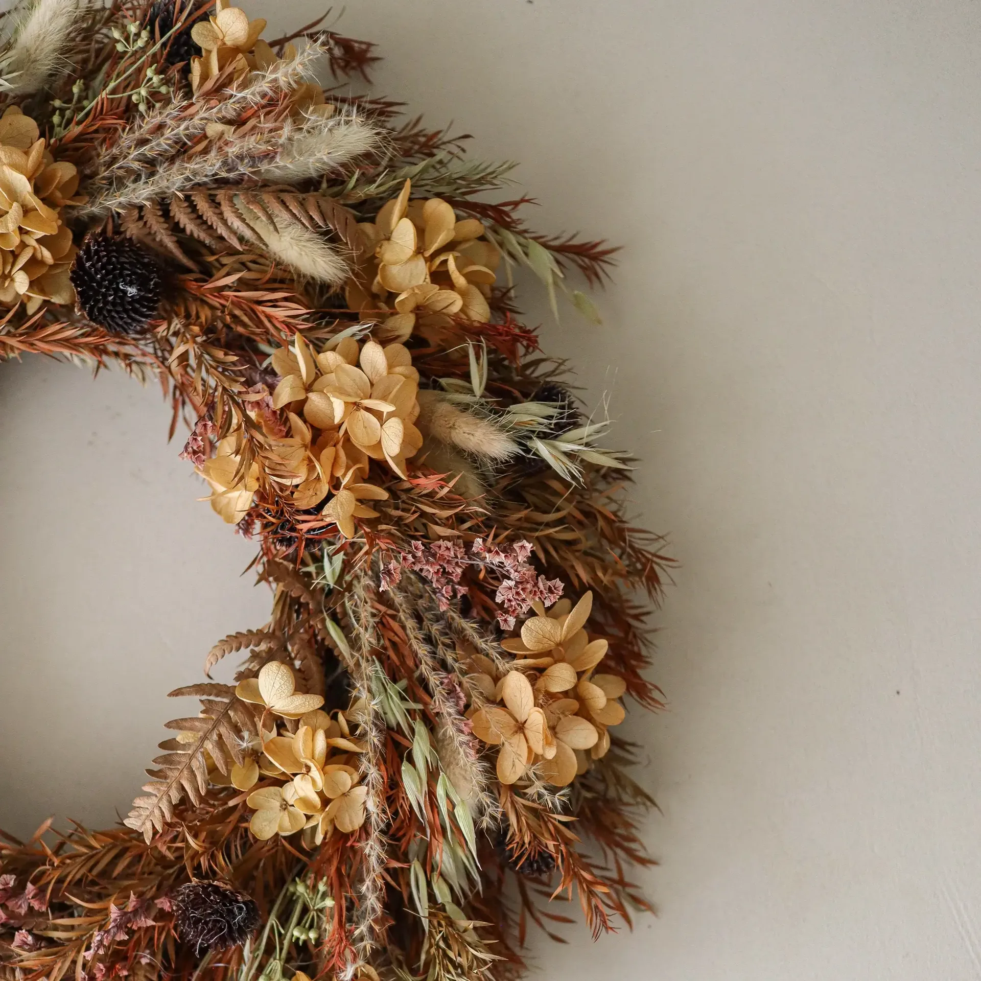 Golden Meadow Wreath blomkrans, Hortensia-torkat gräs-ormbunke-haröron, Ø40 cm Botané