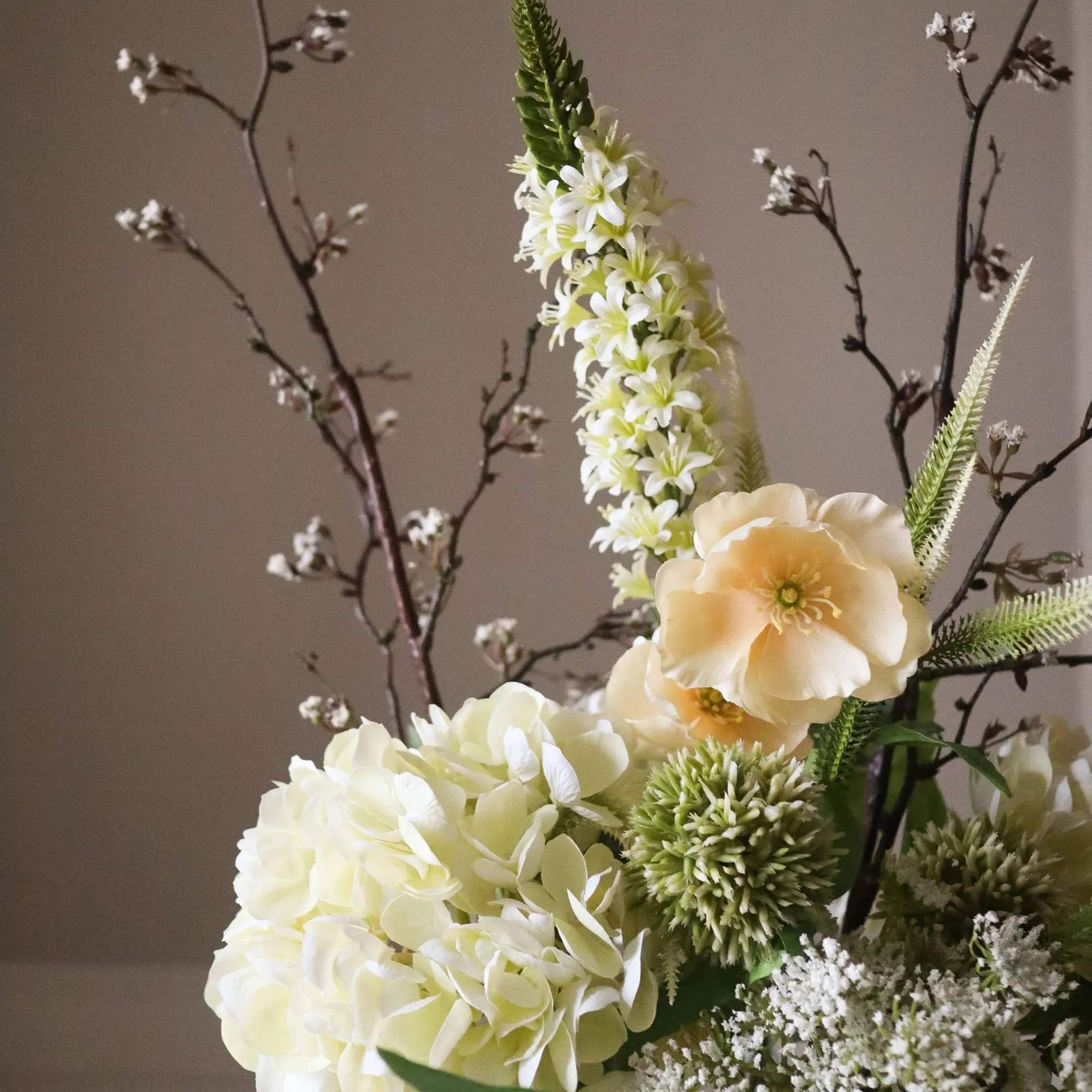Ivory Cascade konstgjord bukett, Snöbärskvist-körsbärskvist-vallmo-hortensia 13 st Botané