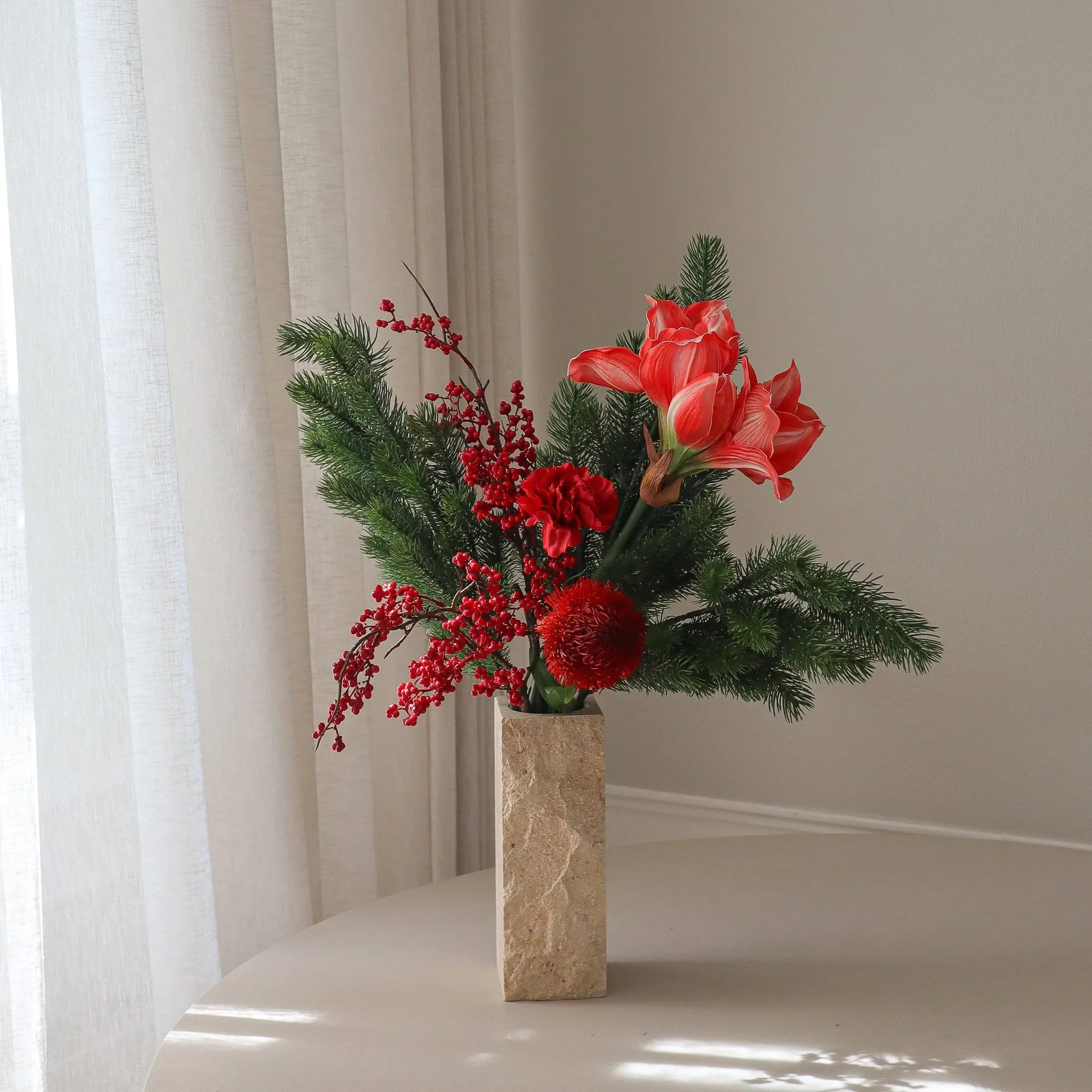 Red spritz konstgjord bukett, Amaryllis, nejlika, bärkvistar, tallkvistar, 72 cm Botané
