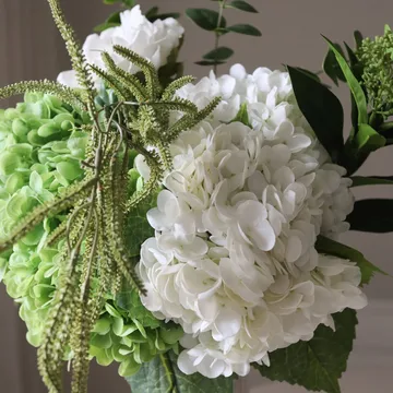 Smashed Avocado konstgjord bukett - Hortensia-pion-amarant-skimmiabär-eukalyptus 12 st - Botané
