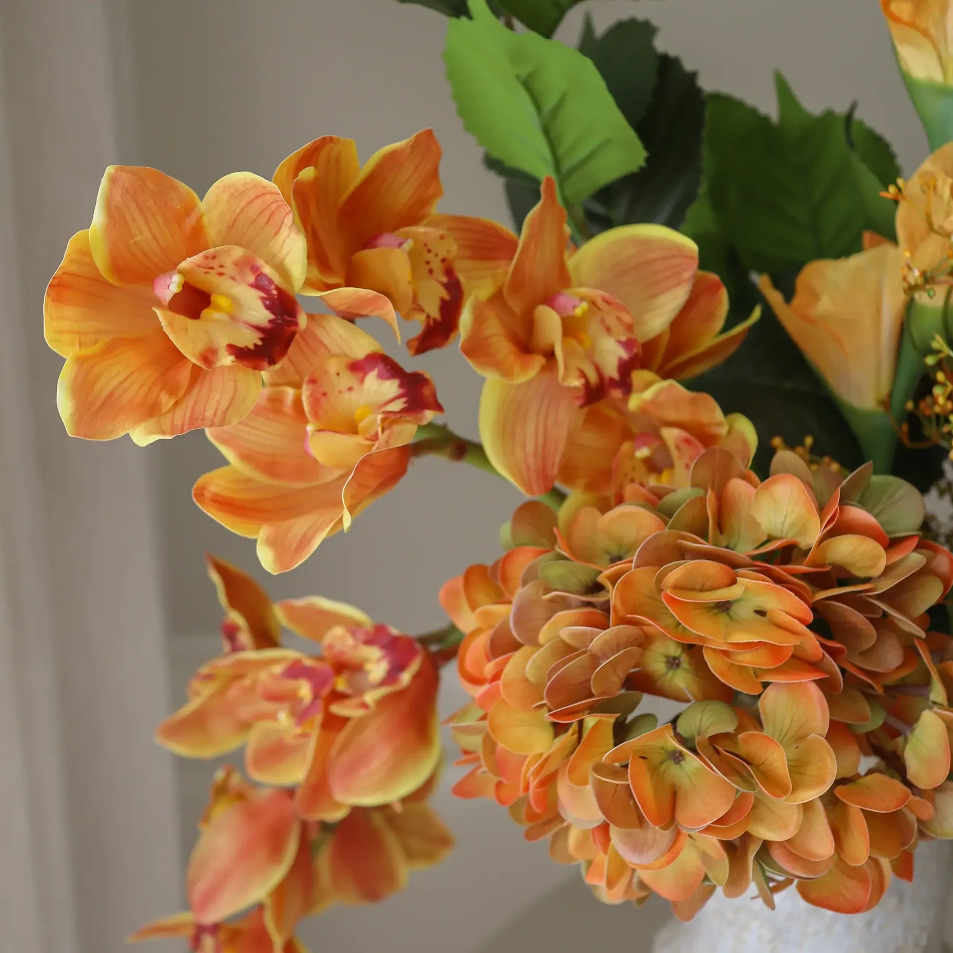 The Orangery konstgjord bukett, Cymbidiumorkidé-gladiolus-hortensia, 85 cm, 10 st Botané