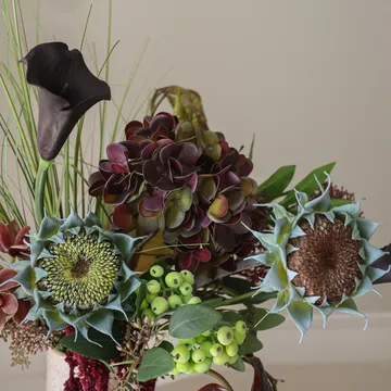 Woodland Nocturne konstgjord bukett - Kalla-anthurium-hortensia-höstsolros, 112 cm, 14st - Botané