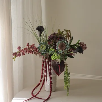 Woodland Nocturne konstgjord bukett - Kalla-anthurium-hortensia-höstsolros, 112 cm, 14st - Botané